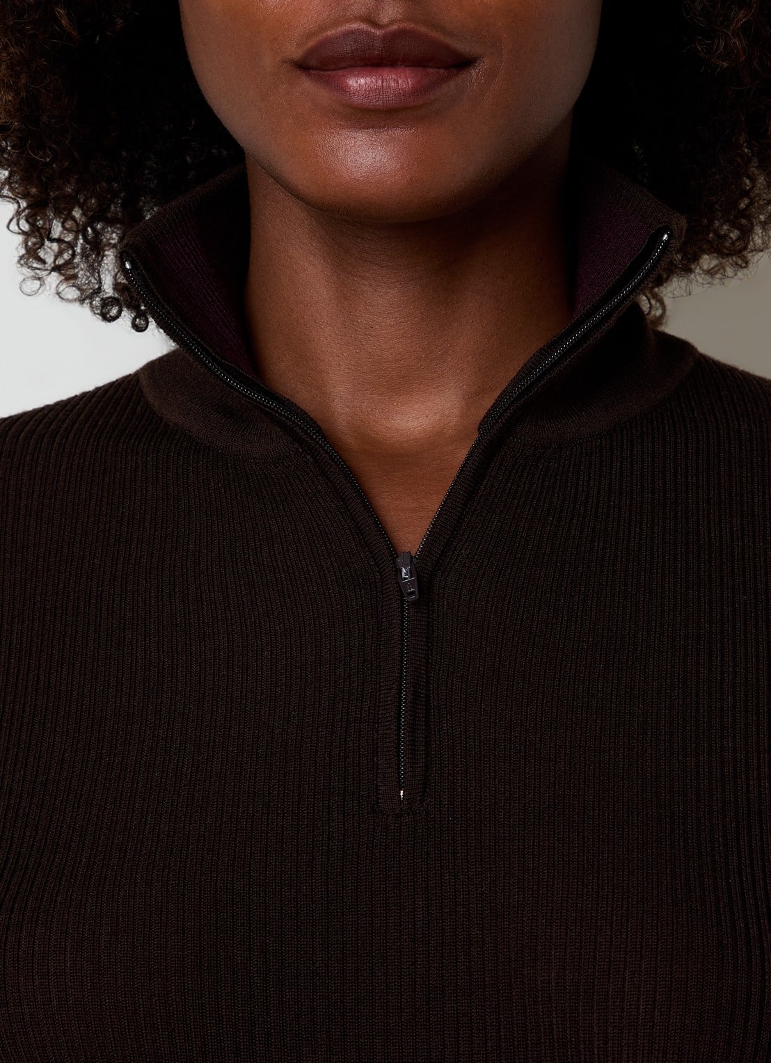 The Frankie Shop Sade fijngebreide pullover in wolblend met halve rits - detail 3 donkerbruin