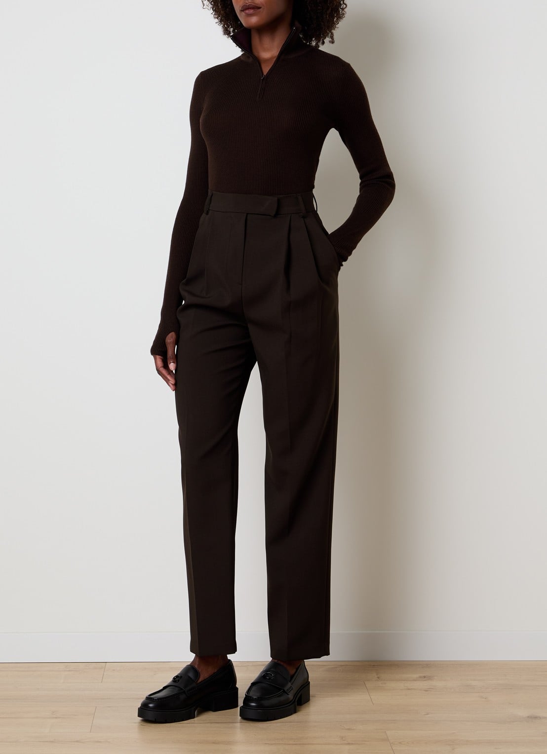 The Frankie Shop Sade fijngebreide pullover in wolblend met halve rits - voorkant 5 donkerbruin