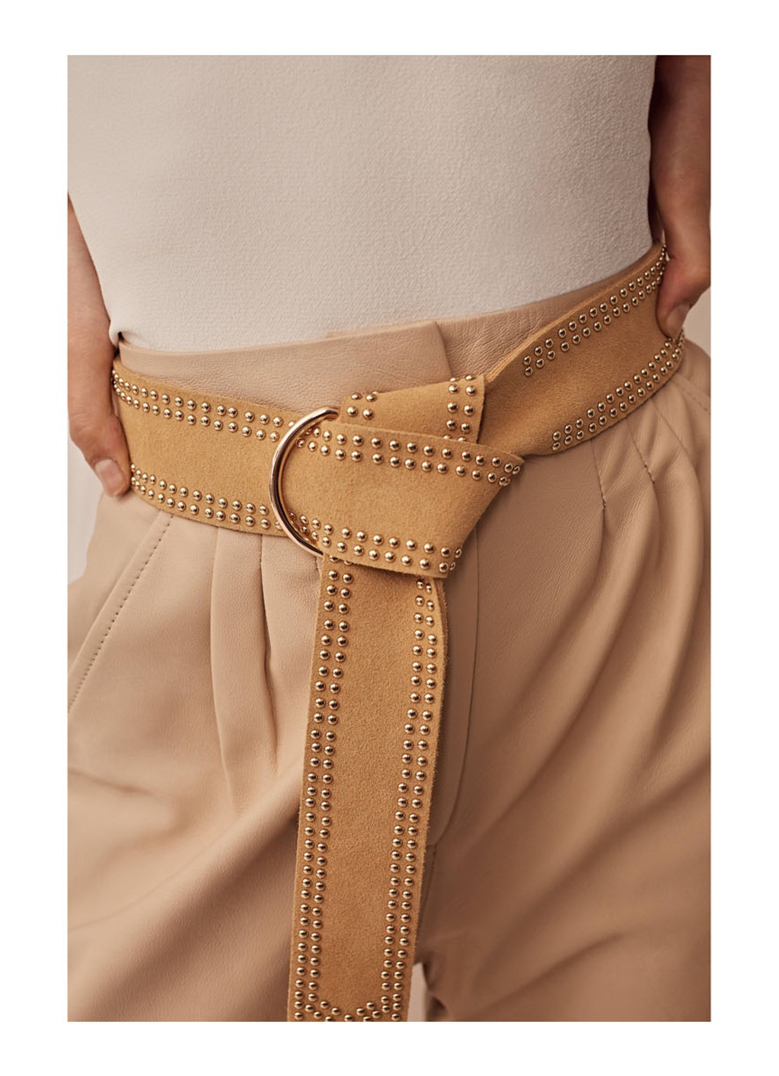 The Kaia Loretta riem van suède  - detail beige