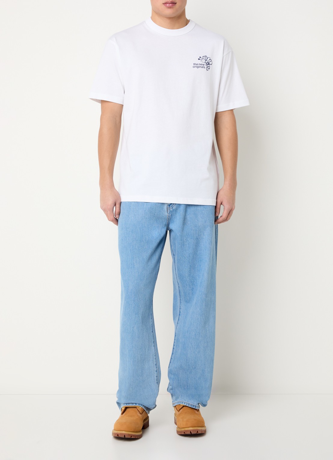 The New Originals Bee Camp T-shirt met logo- en backprint - voorkant 3 wit