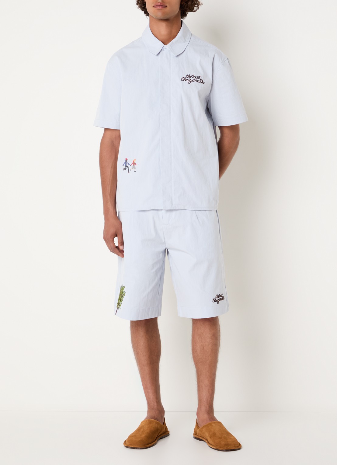 The New Originals Block Party loose fit korte broek met borduring en steekzakken - voorkant 4 lichtblauw
