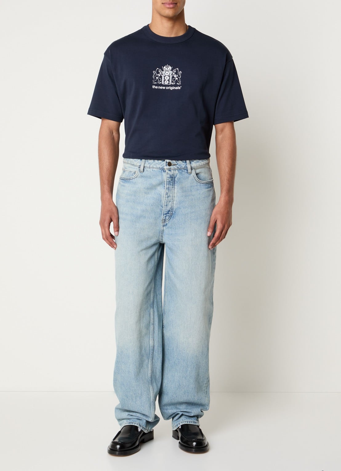 The New Originals Lion Speaker Tee met front- en backprint - voorkant 3 donkerblauw