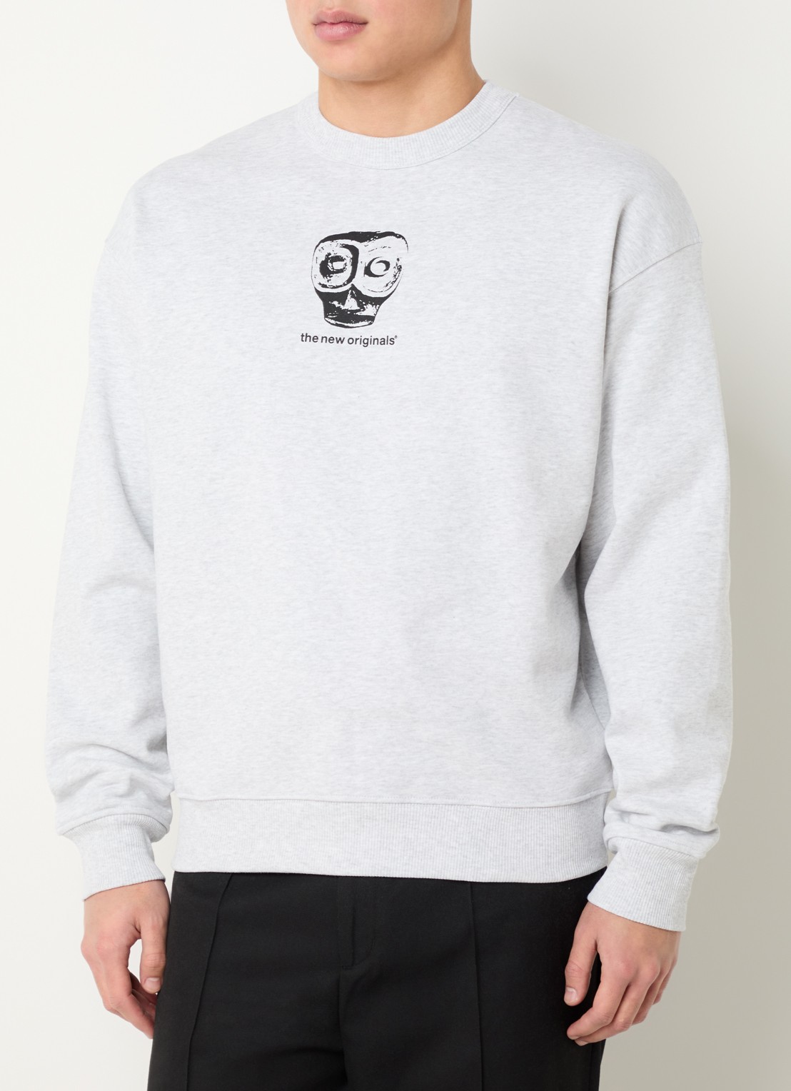 The New Originals Mask sweater met logo- en backprint - achterkant grijsmele