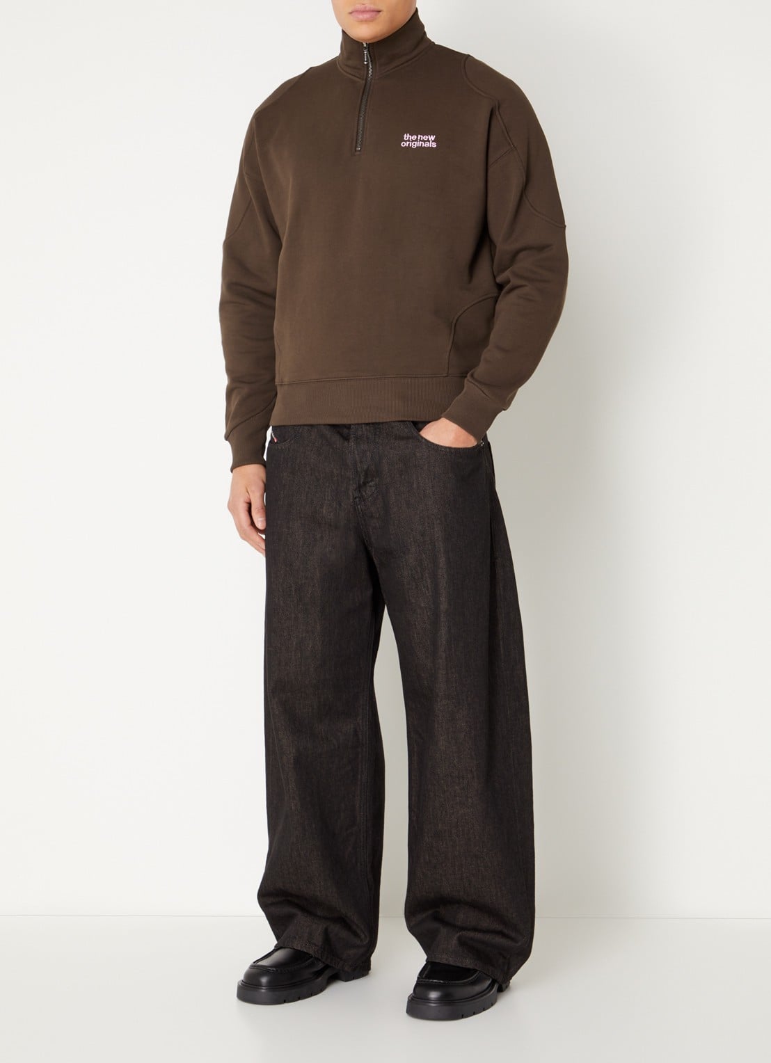 The New Originals Sweater met halve rits en logo - voorkant 2 donkerbruin