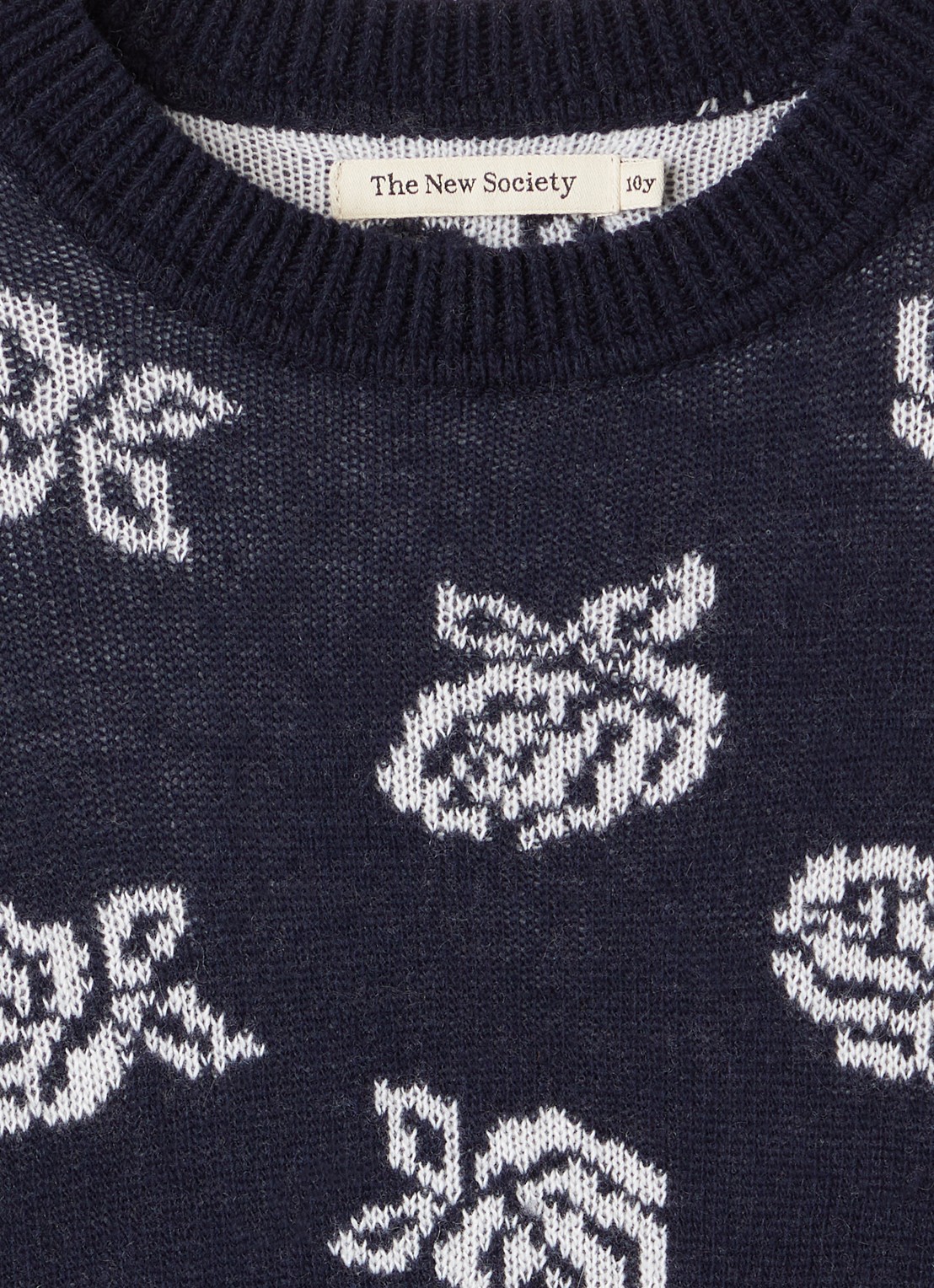 The New Society Fleckers grofgebreide trui met ingebreid patroon - detail donkerblauw