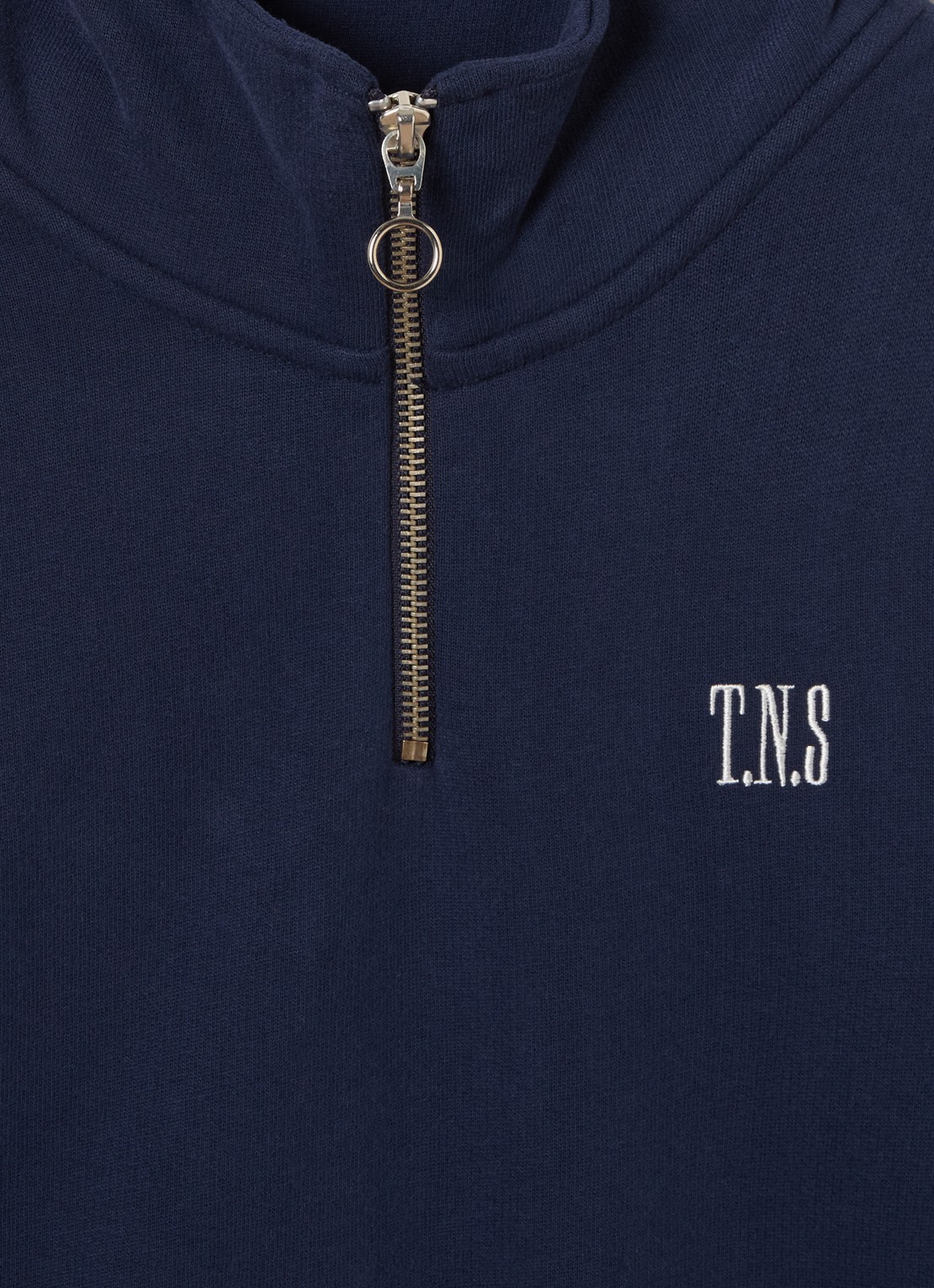 The New Society Mochi sweater met opstaande kraag - detail 3 donkerblauw