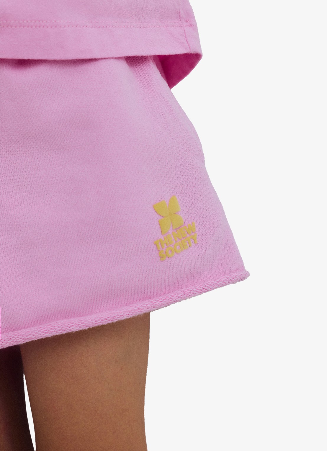 The New Society Straight fit korte joggingbroek met logo - detail roze