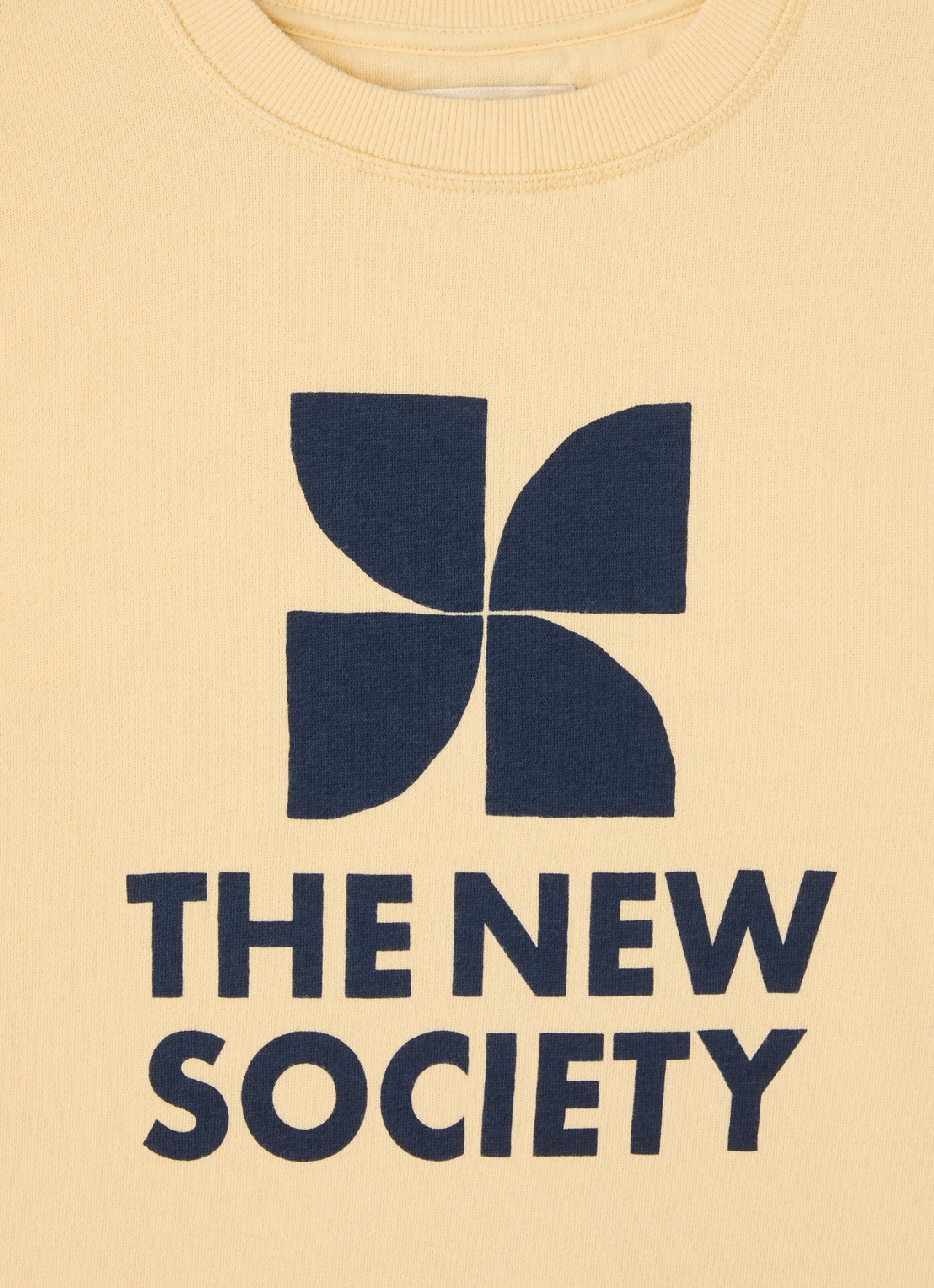 The New Society Sweater met logoprint - detail lichtgeel