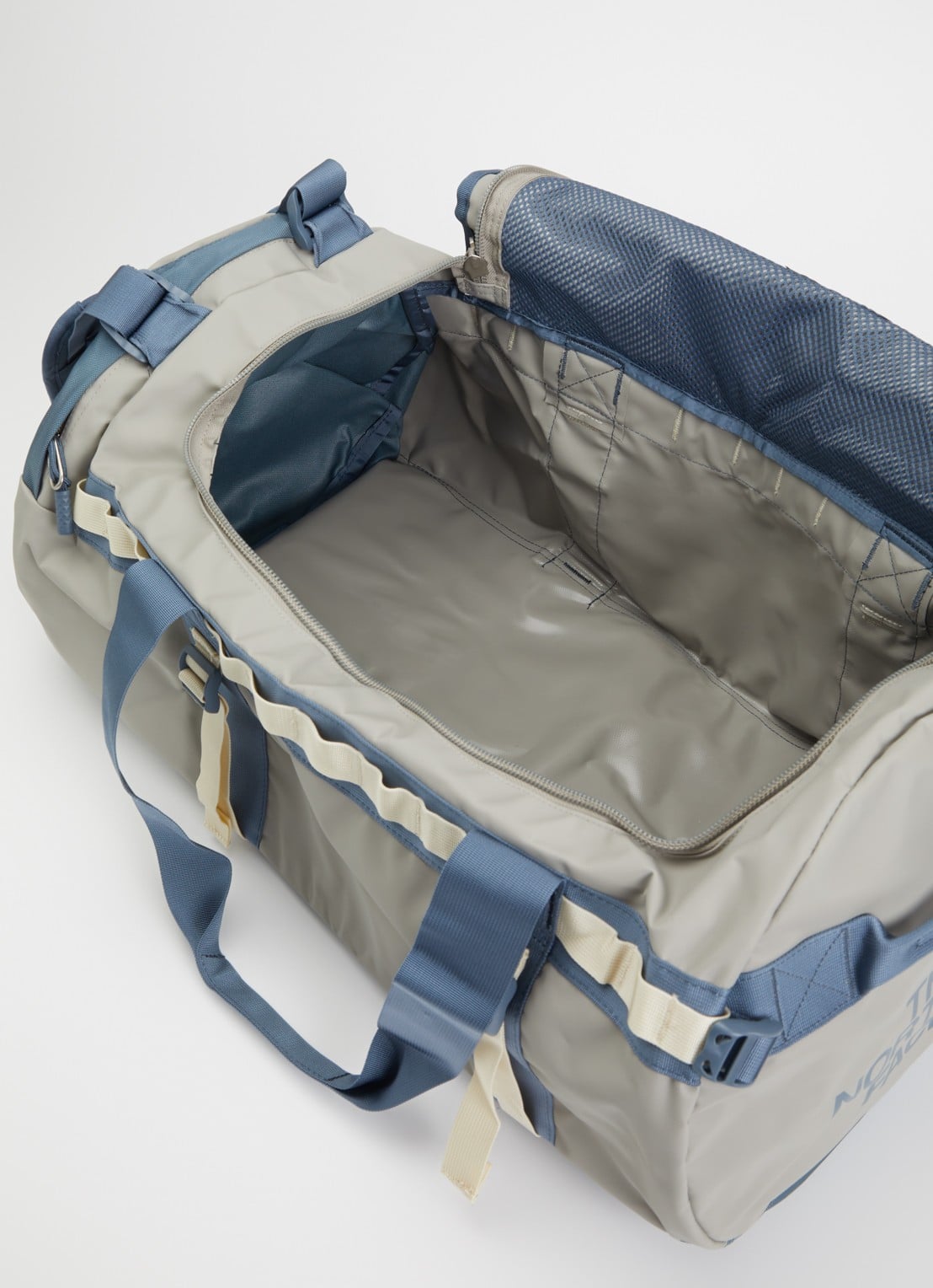 The North Face Base Camp Duffel M weekendtas met afneembare schouderriem - detail 2 blauwgrijs