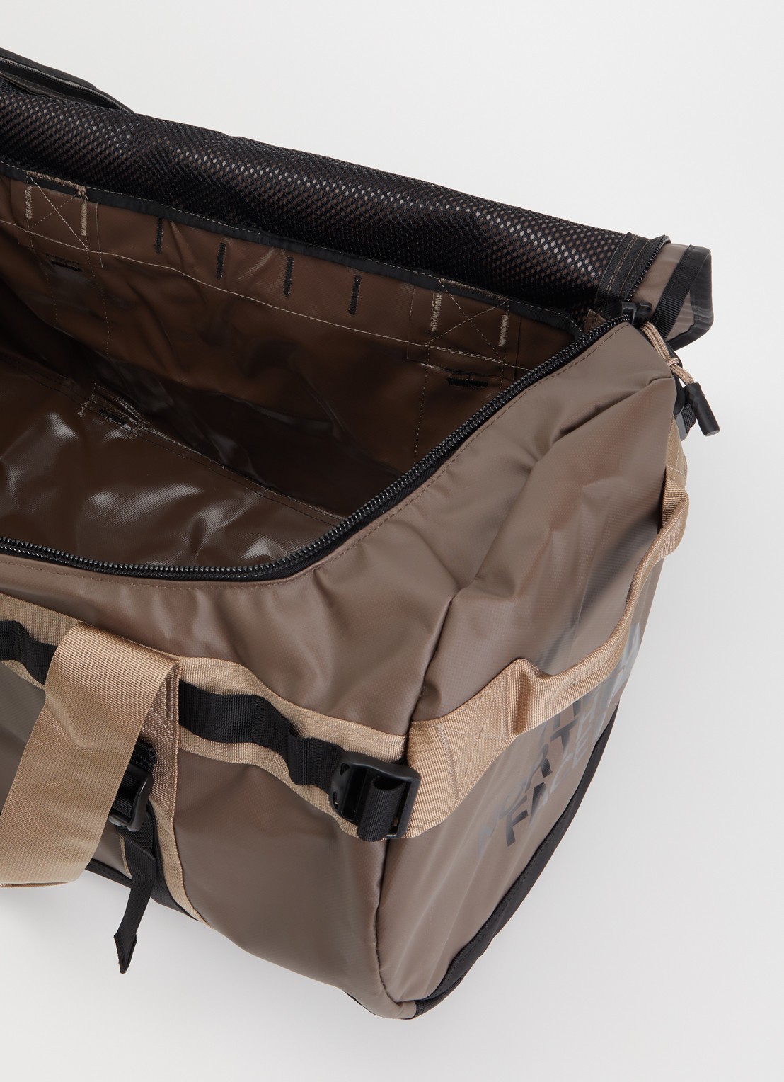 The North Face Base Camp duffel M weekendtas met verstelbare schouderriem  - detail 2 bruin