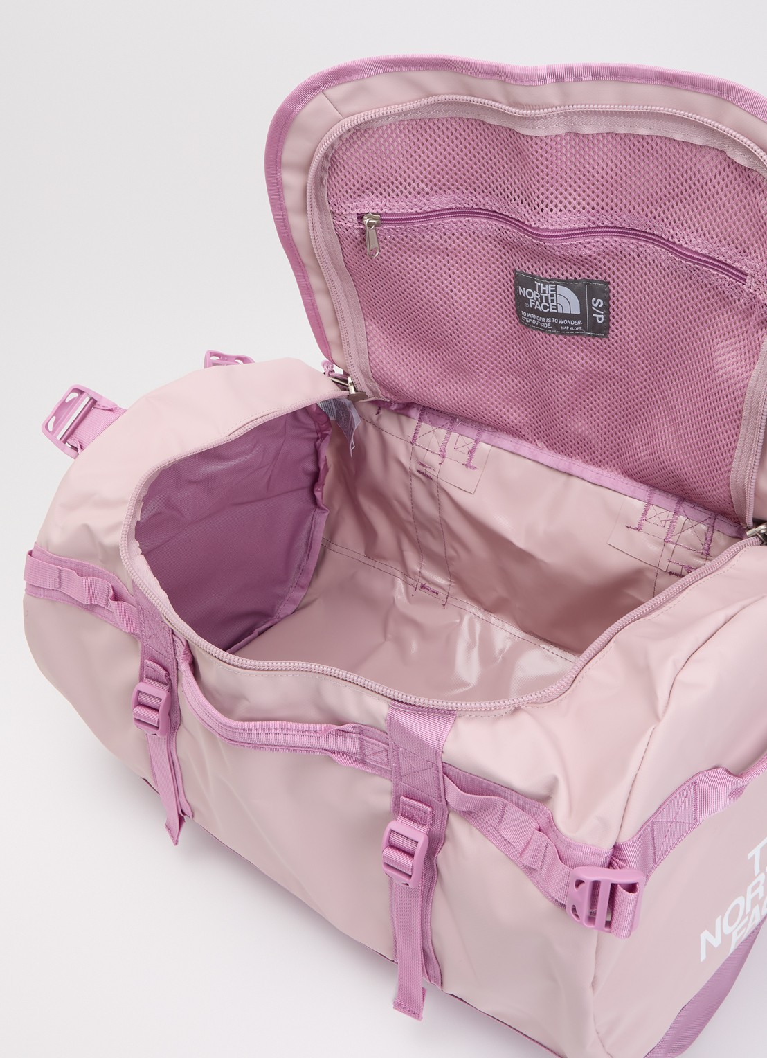 The North Face Base Camp Duffel S weekendtas met verstelbare schouderriem - detail roze