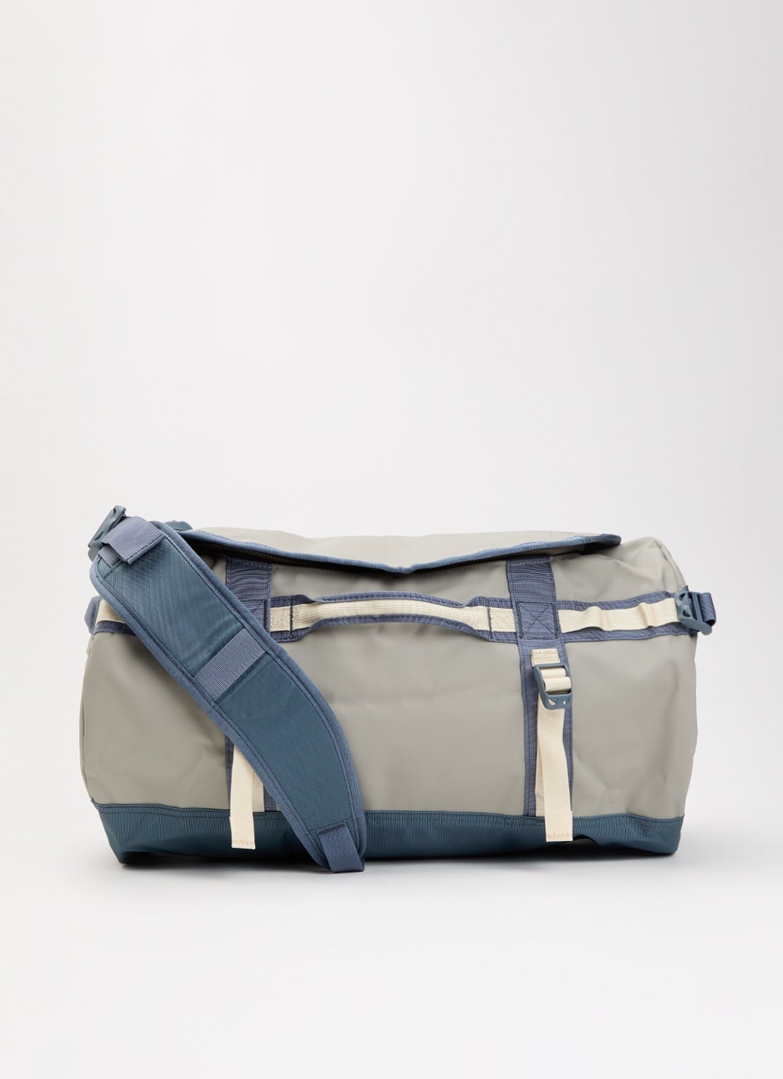 The North Face Base Camp Duffel S weekendtas met verstelbare schouderriem - voorkant 3 blauwgrijs