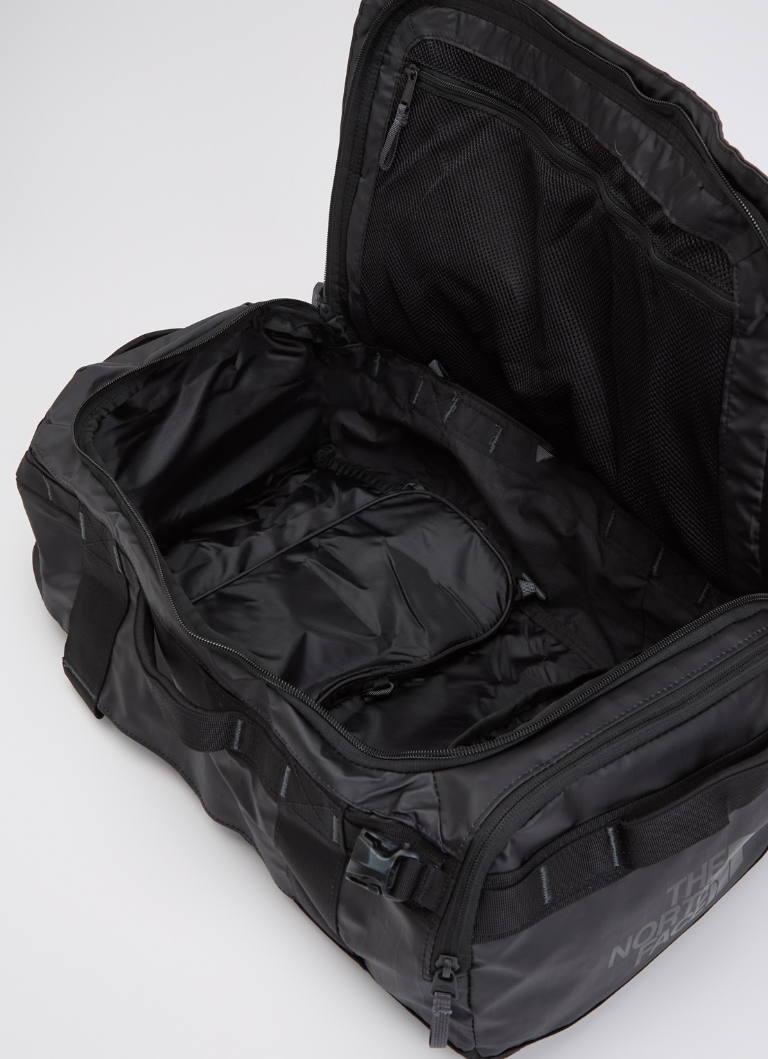 The North Face Base Camp Voyager 32L rugzak met 15 inch laptopvak - detail 3 zwart