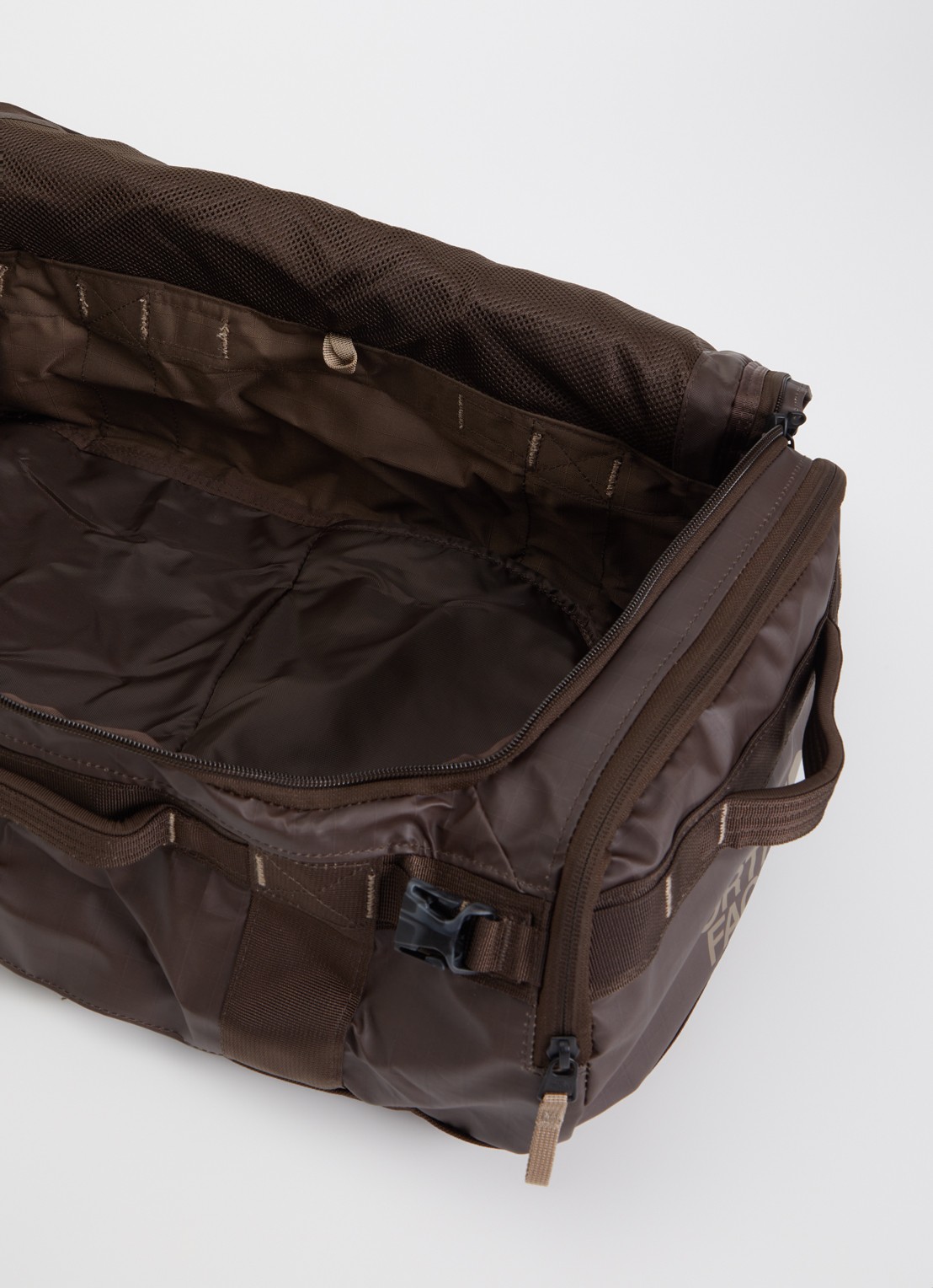 The North Face Base Camp Voyager 32L rugzak met 15 inch laptopvak - detail 2 donkerbruin