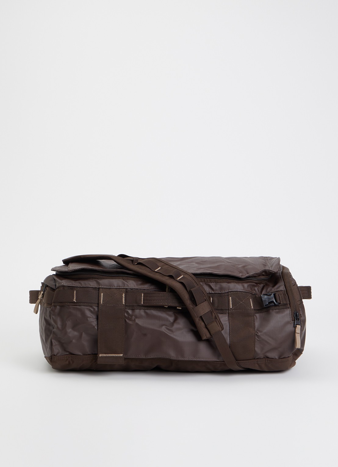 The North Face Base Camp Voyager 32L rugzak met 15 inch laptopvak - voorkant donkerbruin