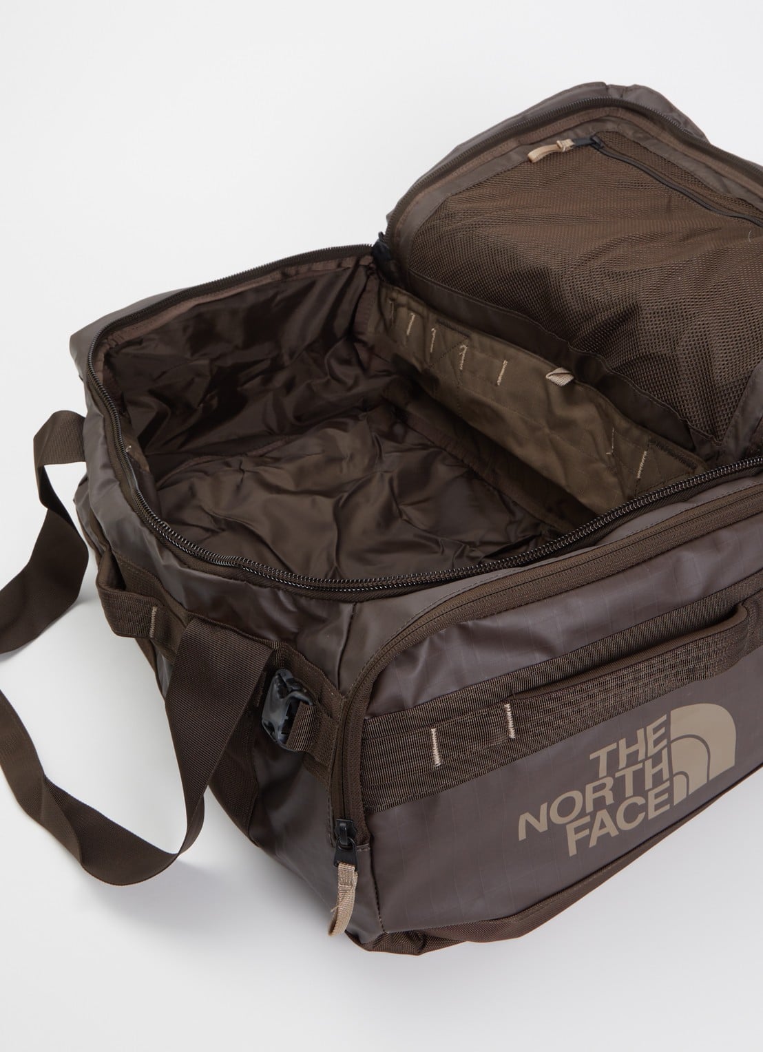 The North Face Base Camp Voyager 42L weekendtas met 15 inch laptopvak - detail donkerbruin