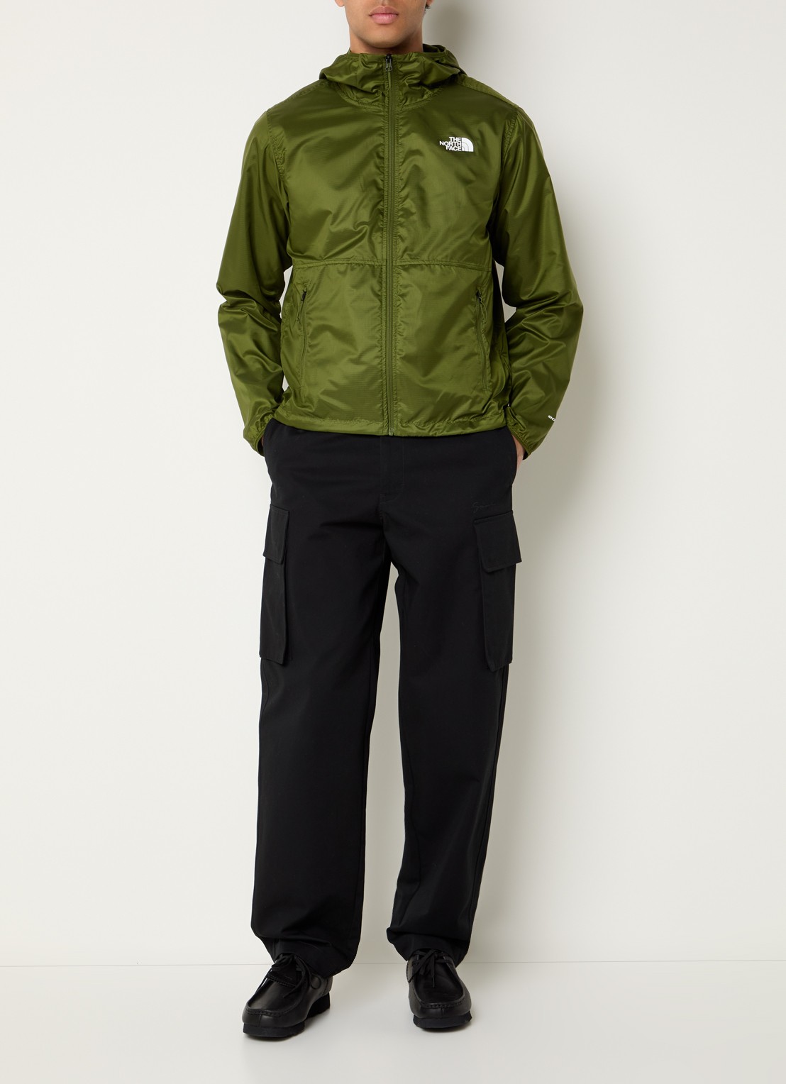 The North Face Cyclone windjack met capuchon en ritszakken - voorkant 2 groen