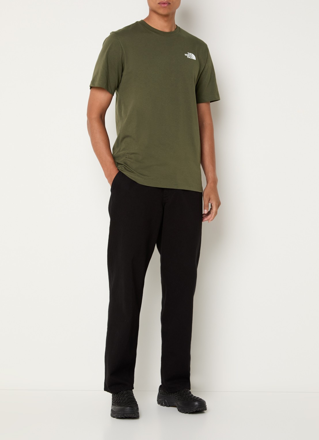 The North Face NSE Box Celebration T-shirt met logo- en backprint - voorkant 2 bronsgroen