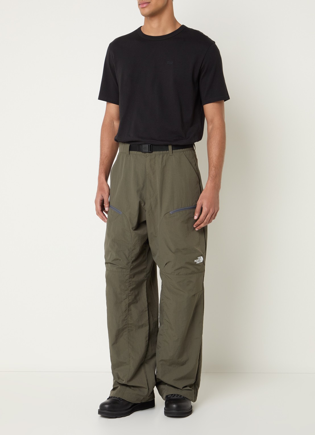 The North Face NSE loose fit cargobroek met ceintuur - voorkant 5 legergroen