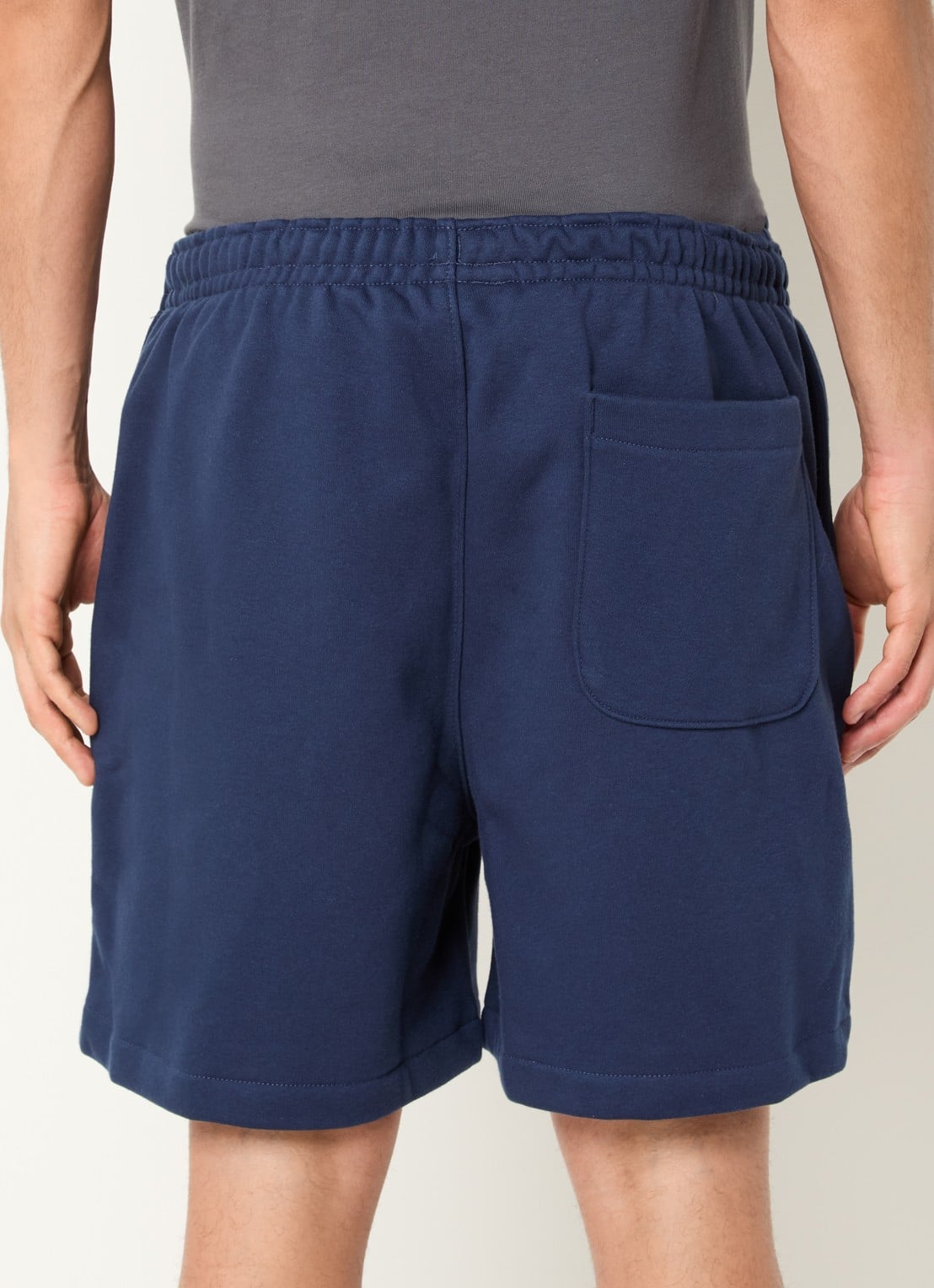 The North Face Red box straight fit korte joggingbroek met steekzakken - achterkant donkerblauw