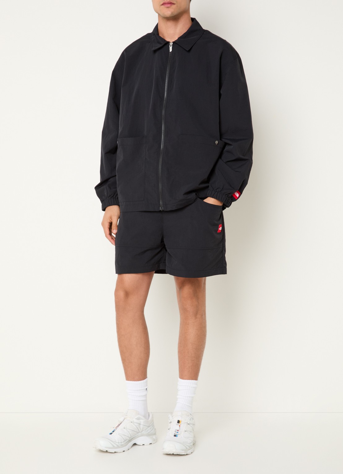 The North Face Red Box wide fit korte broek met steekzakken - voorkant 3 zwart