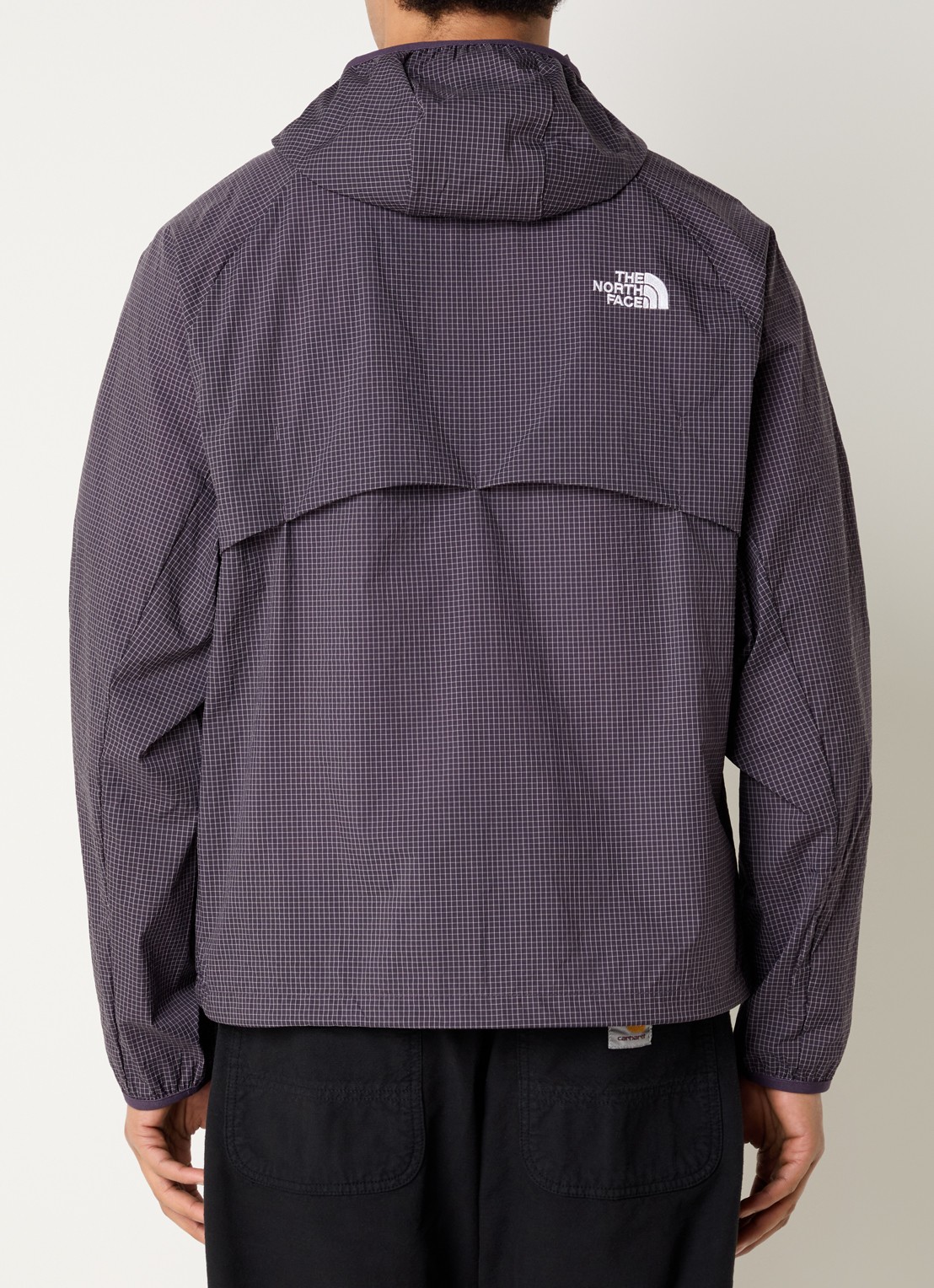 The North Face Windjack met capuchon en ritszakken - achterkant paars