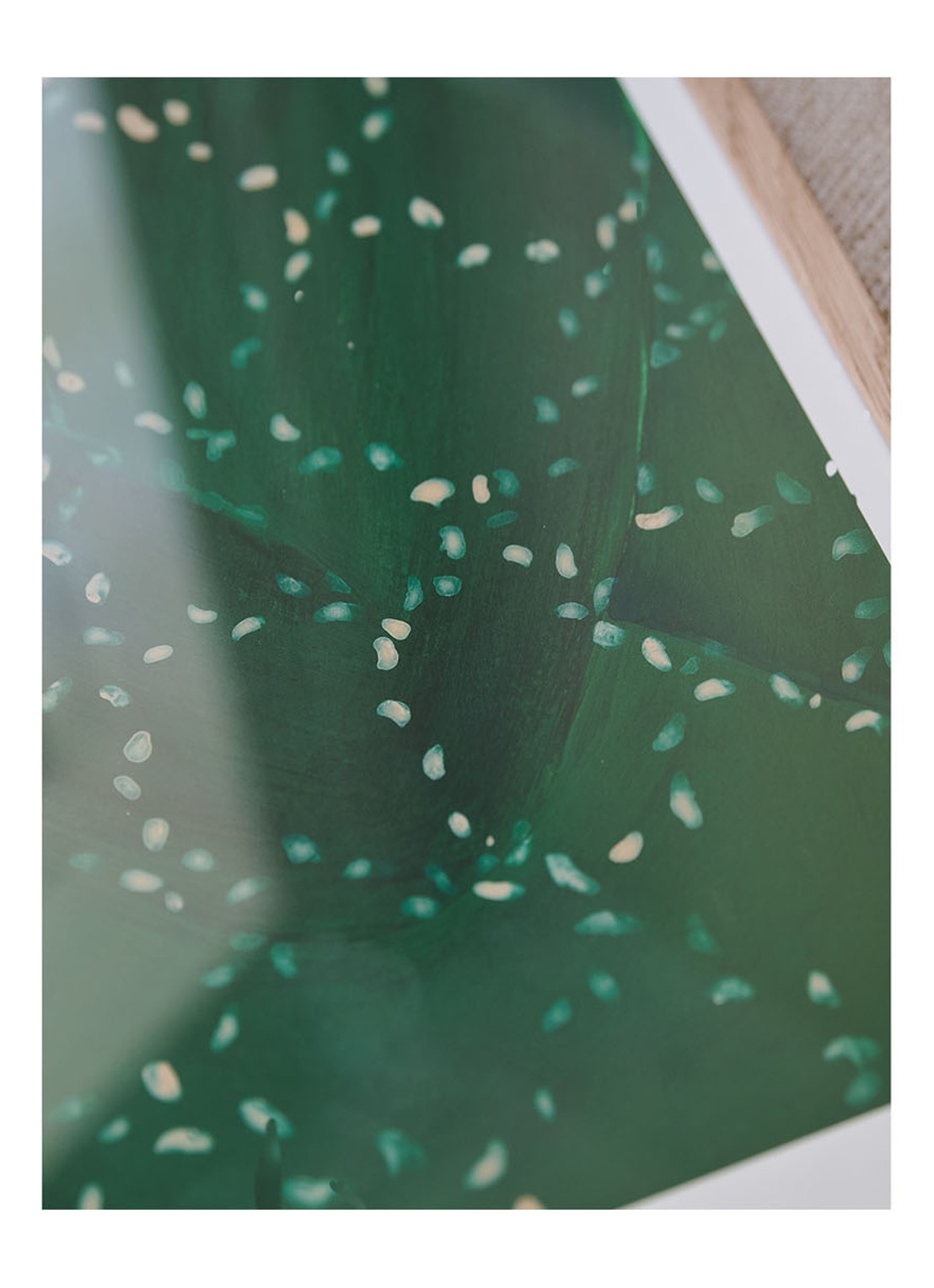 THE POSTER CLUB Coffee Alone At Place De Clichy, Sofia Lind print - detail 3 donkergroen