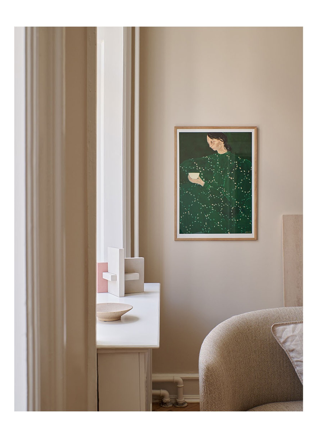 THE POSTER CLUB Coffee Alone At Place De Clichy, Sofia Lind print - voorkant 2 donkergroen
