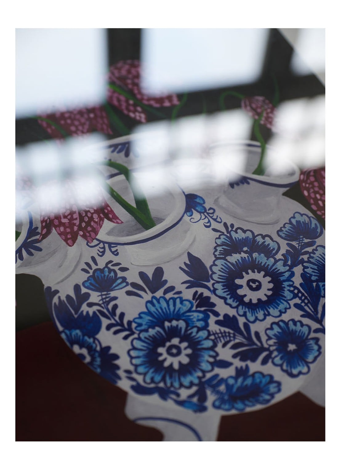 THE POSTER CLUB Meleagris In Tulip Vase, Jaron Su Frittilaria print - detail zwart
