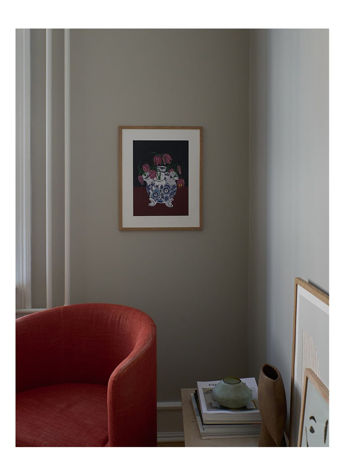 THE POSTER CLUB Meleagris In Tulip Vase, Jaron Su Frittilaria print - voorkant 3 zwart