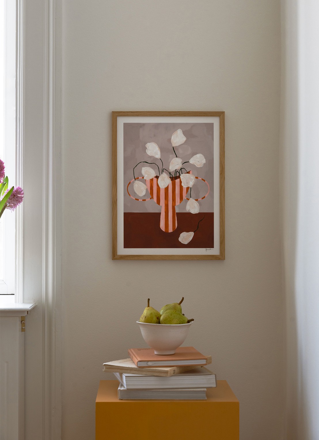 THE POSTER CLUB White Flowers in Striped Vase, Frankie Penwill print - voorkant multicolor