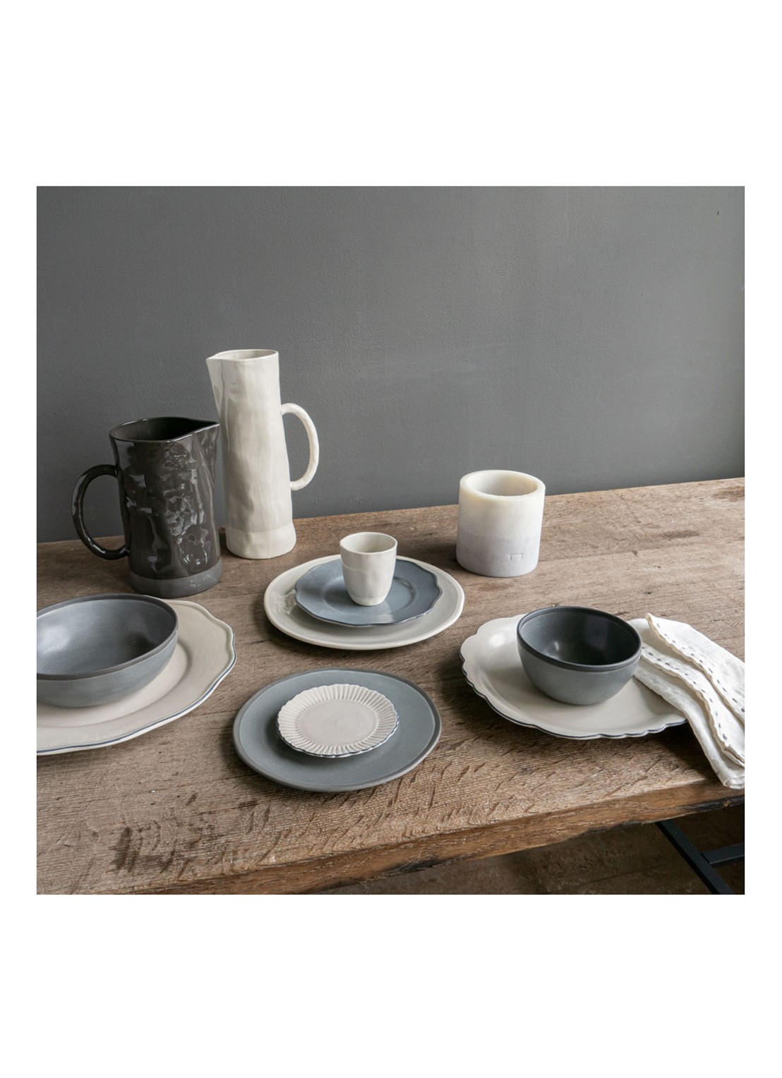 The Table Atelier hoge waterkan - detail beige