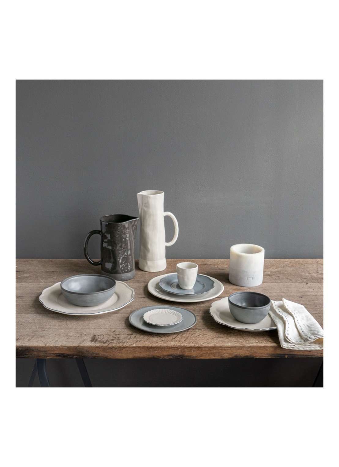 The Table Atelier hoge waterkan - voorkant 3 beige