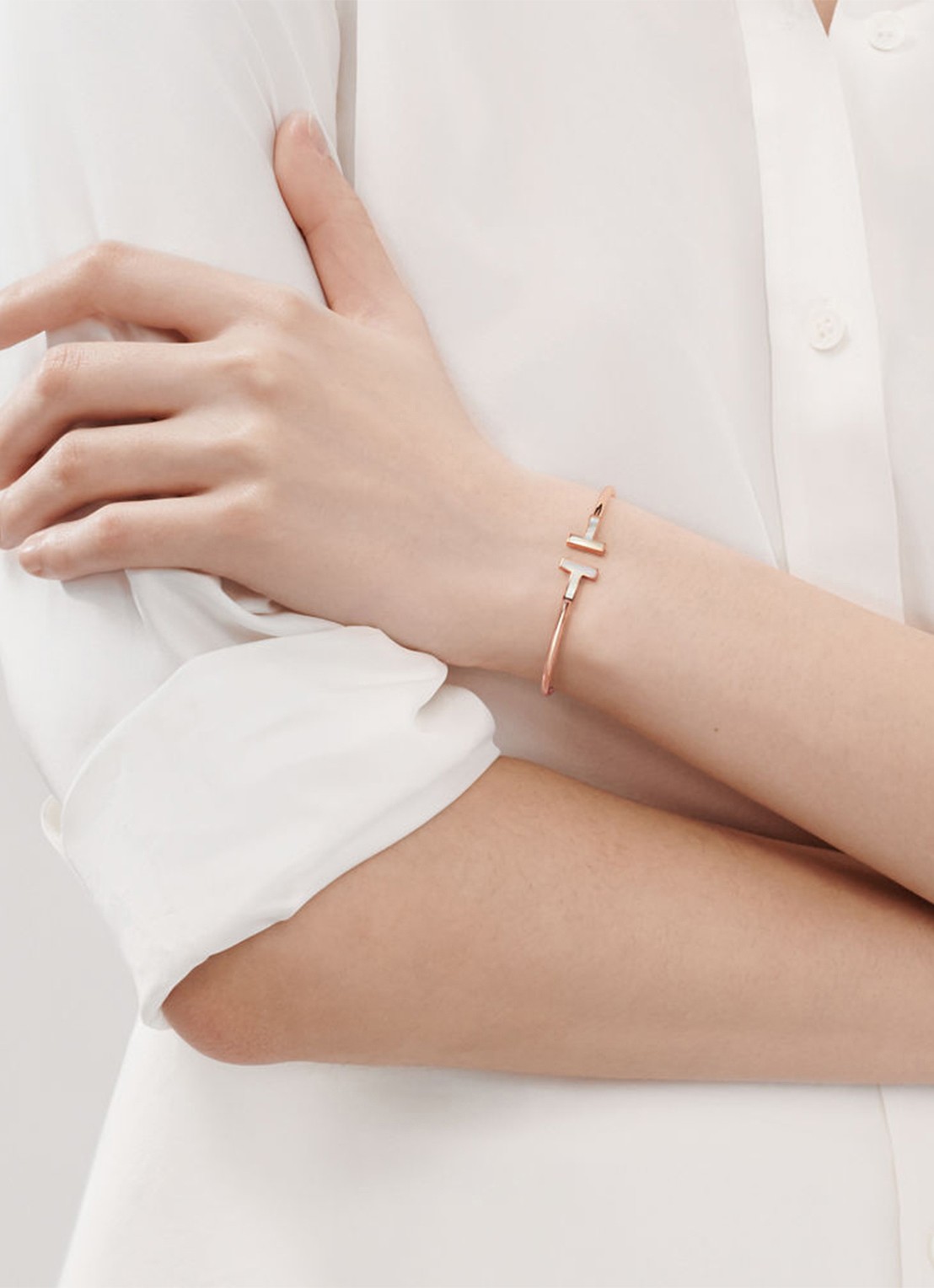 Tiffany & Co. Tiffany T Wire bangle van 18 karaat roségoud met parelmoer 56574 - detail undefined