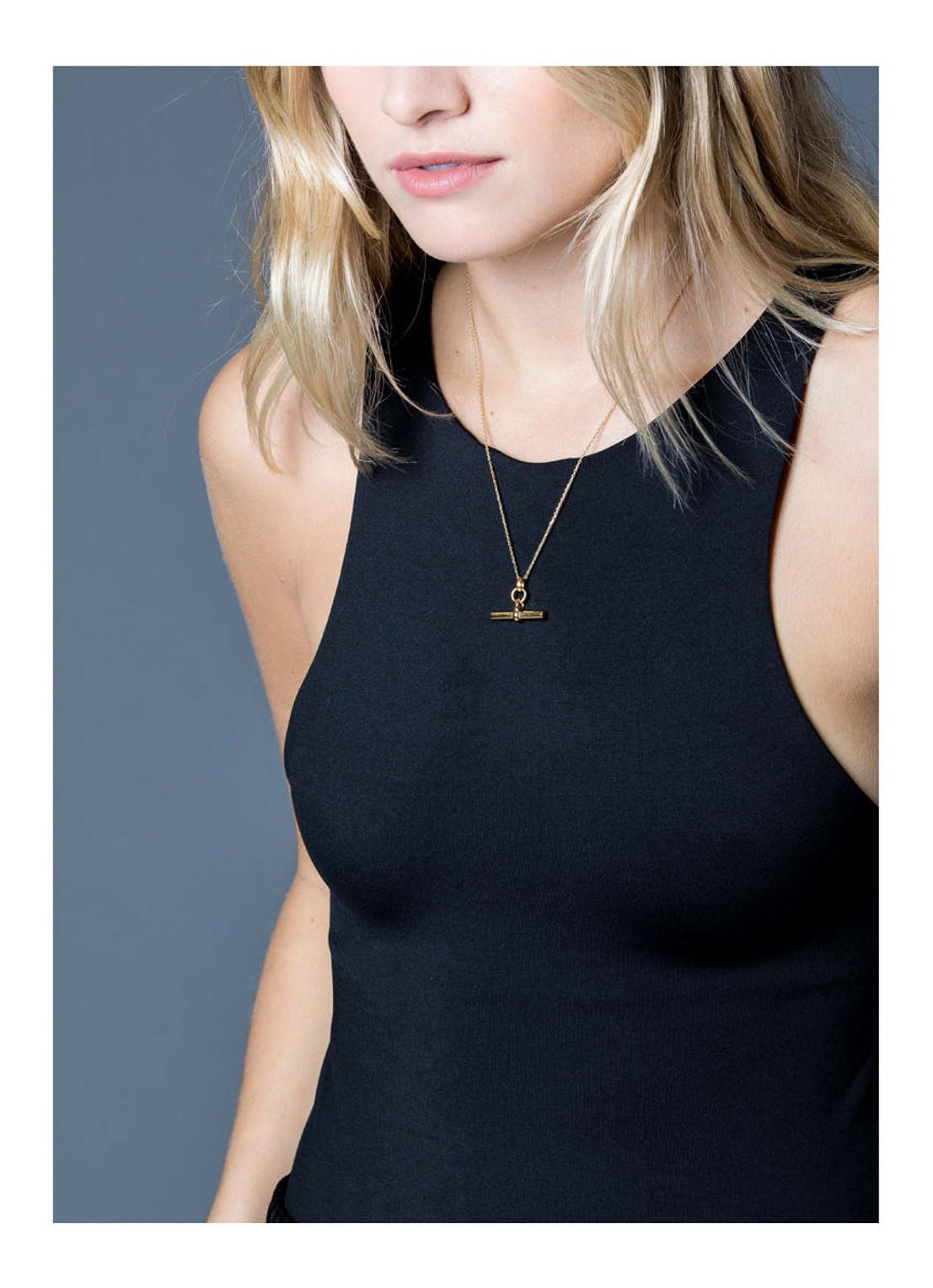 Tilly Sveaas Small T-Bar fijne ketting verguld - detail goud