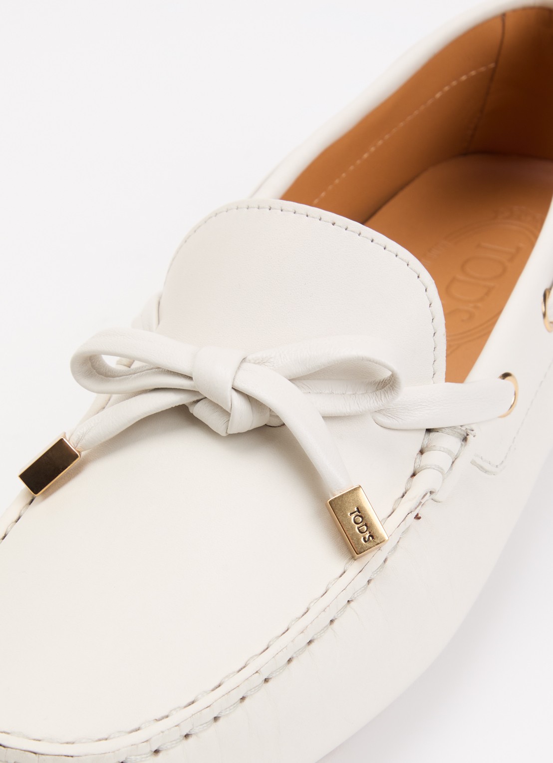 Tod's Gommino mocassin van kalfsleer - detail 4 gebroken wit