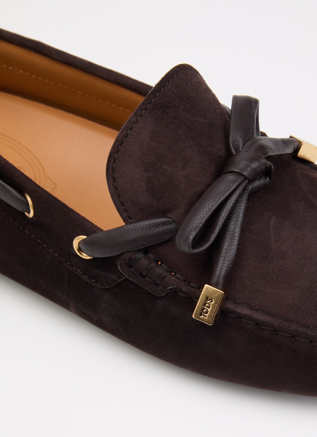 Tod's Gommino mocassin van suède - detail 5 donkerbruin