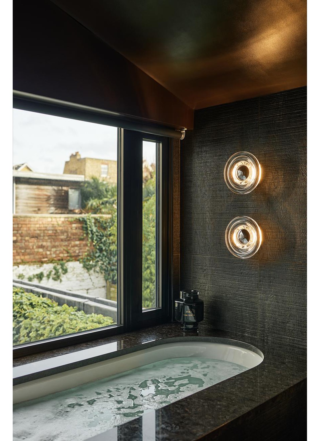 Tom Dixon Press wandlamp LED large Ø35 cm - detail 4 transparant