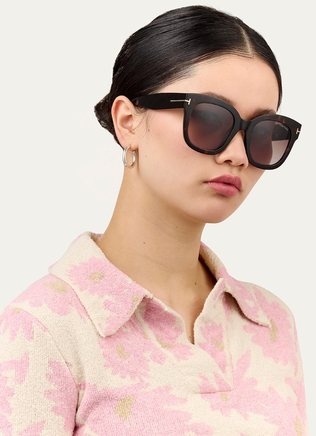 TOM FORD Beatrix-02 zonnebril FT0613 - voorkant 2 donkerbruin