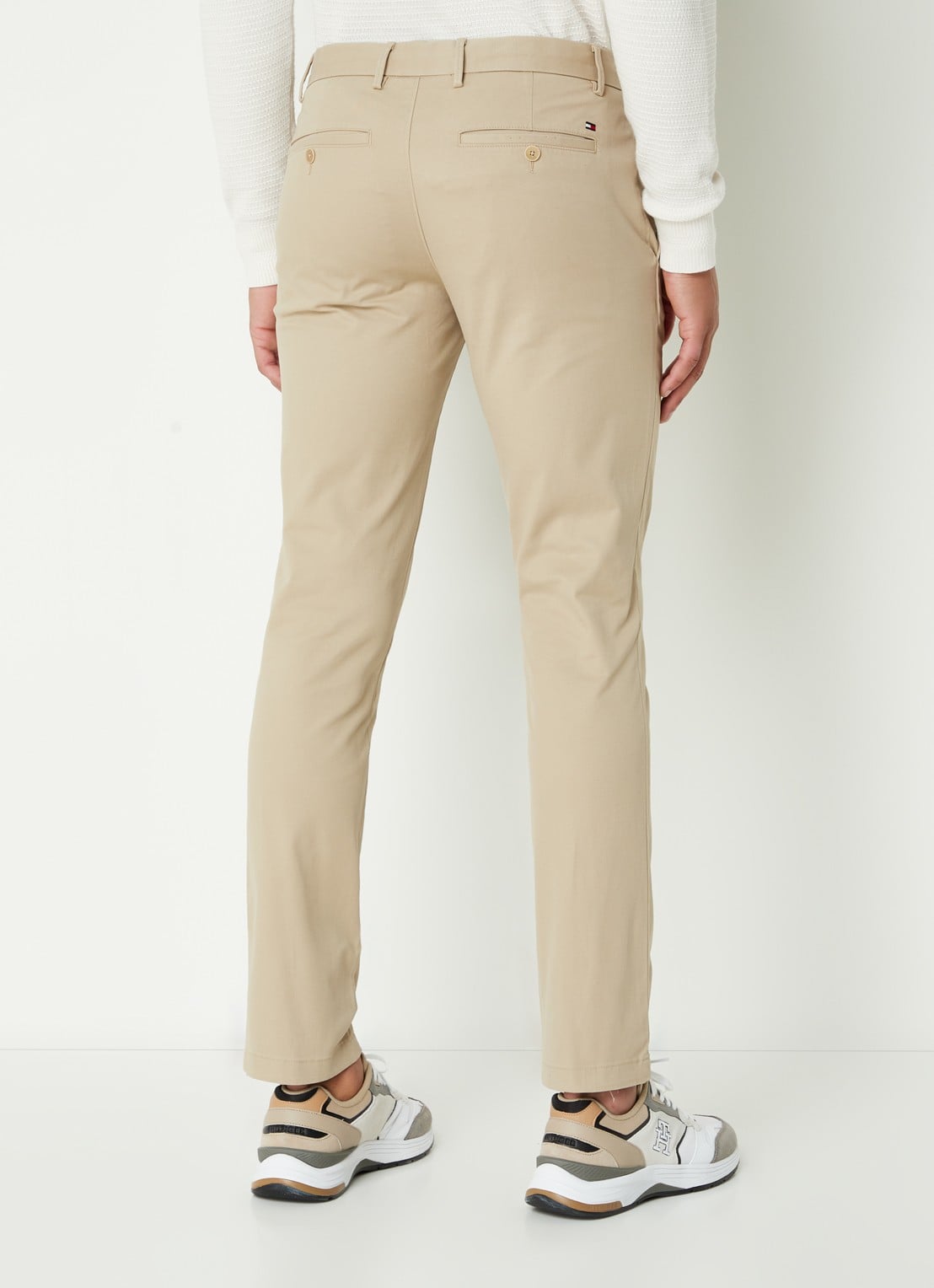 Tommy Hilfiger 1985 Bleecker slim fit chino in  katoenblend - achterkant khaki