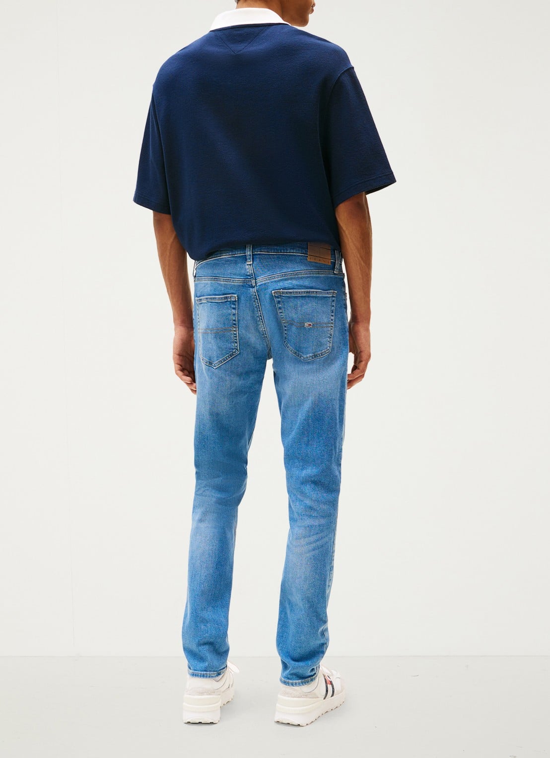 Tommy Hilfiger Austin slim fit jeans met lichte wassing - achterkant 5 indigo