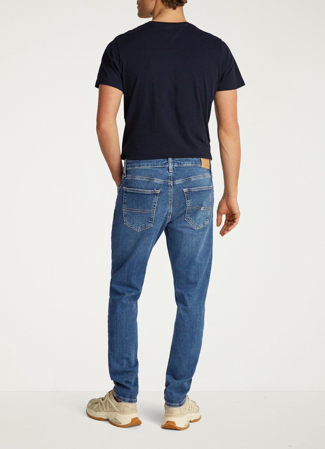 Tommy Hilfiger Austin slim fit jeans met medium wassing - achterkant indigo