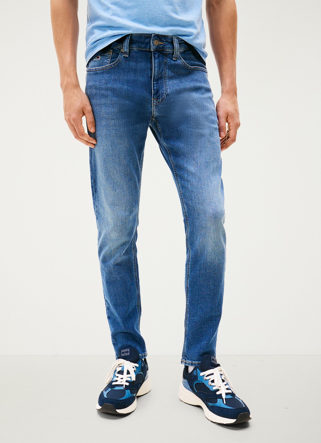 Tommy Hilfiger Austin slim fit jeans met medium wassing - achterkant 2 indigo