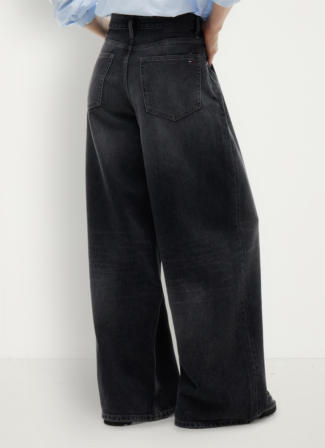 Tommy Hilfiger Charlie mid waist wide leg jeans met gekleurde wassing  - achterkant 7 zwart