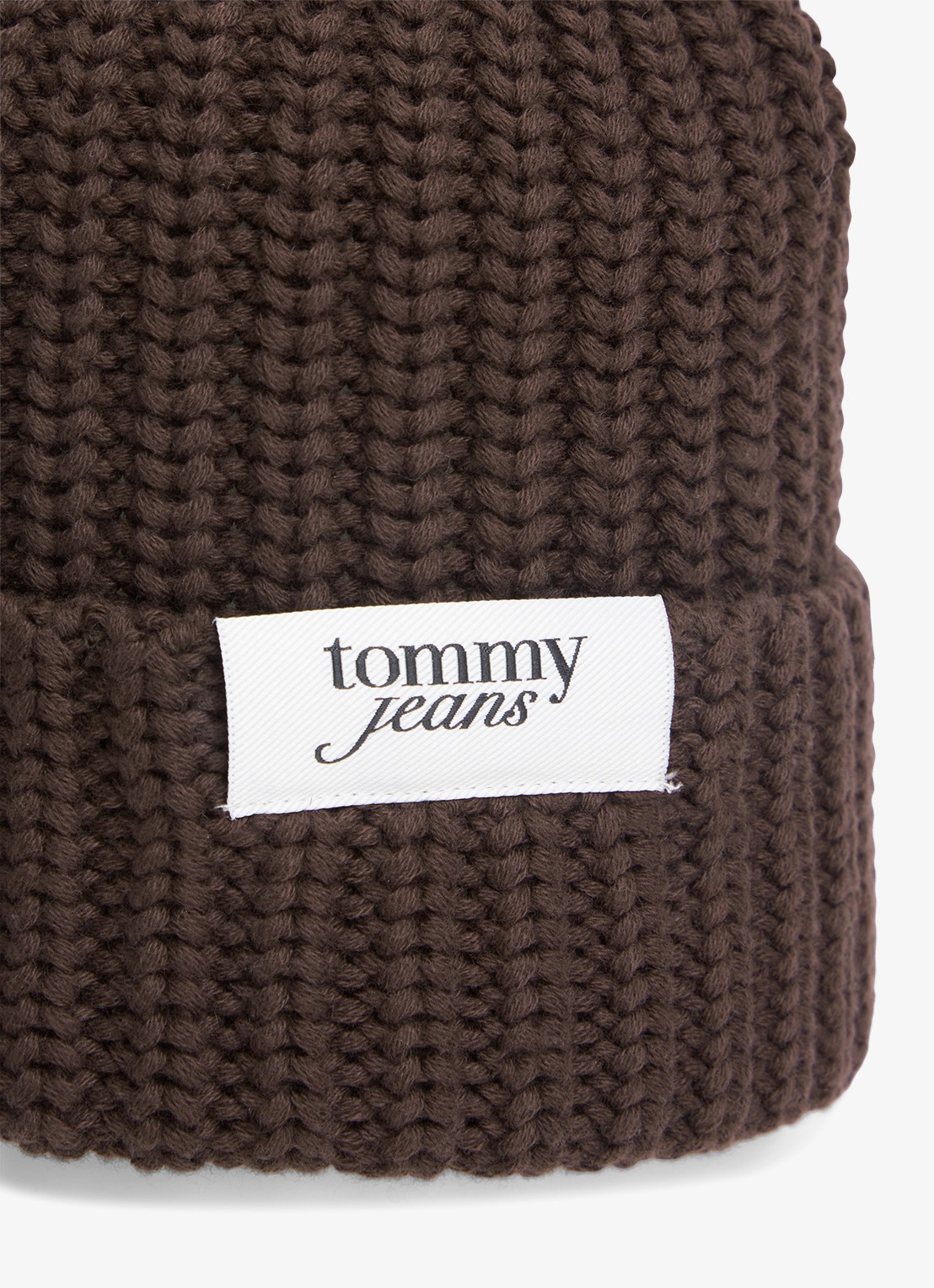 Tommy Hilfiger Chunky Rib-Knit Logo Beanie - detail bruin