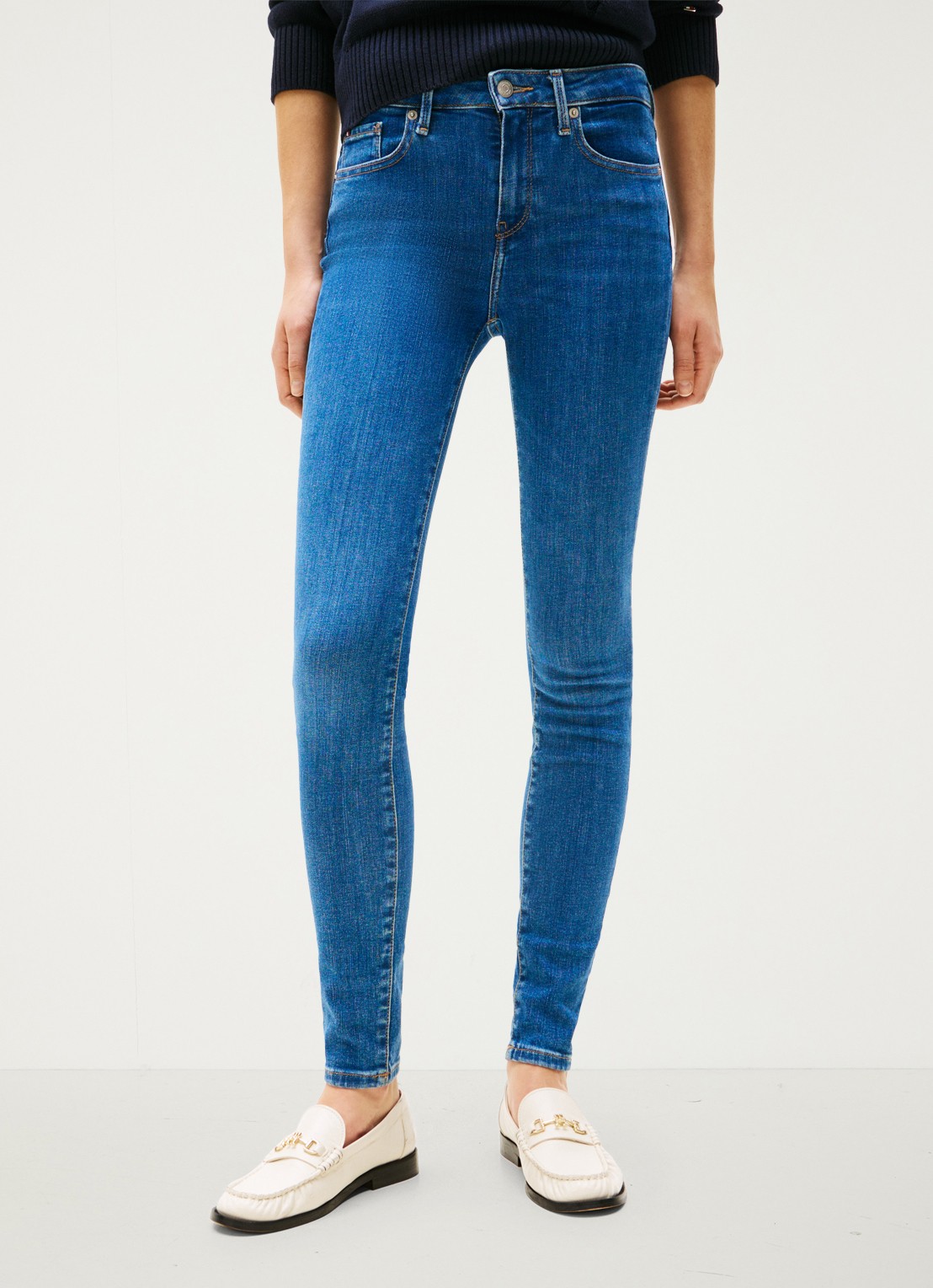 Tommy Hilfiger Como mid waist skinny jeans met medium wassing - detail 8 indigo