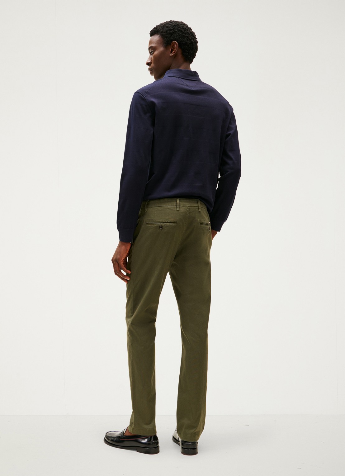 Tommy Hilfiger Denton straight fit chino met steekzakken - achterkant 8 mosgroen