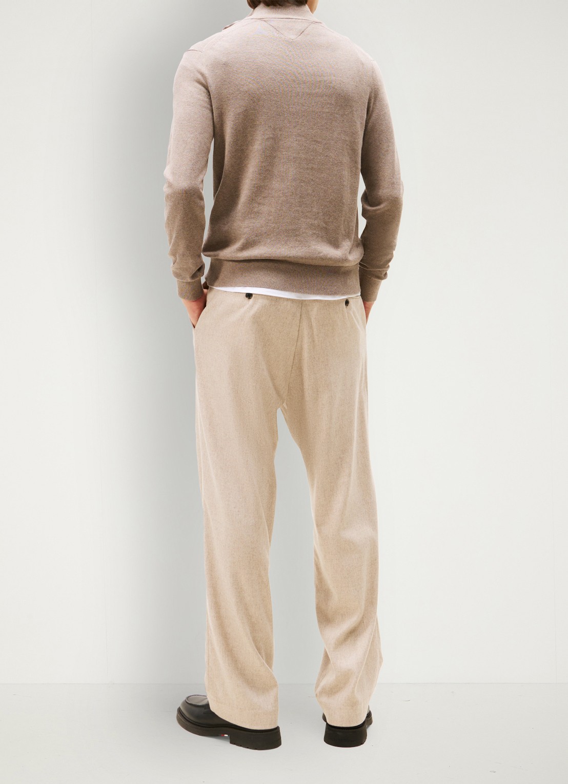 Tommy Hilfiger Fijngebreide trui in kasjmierblend met logoborduring - achterkant 5 beige