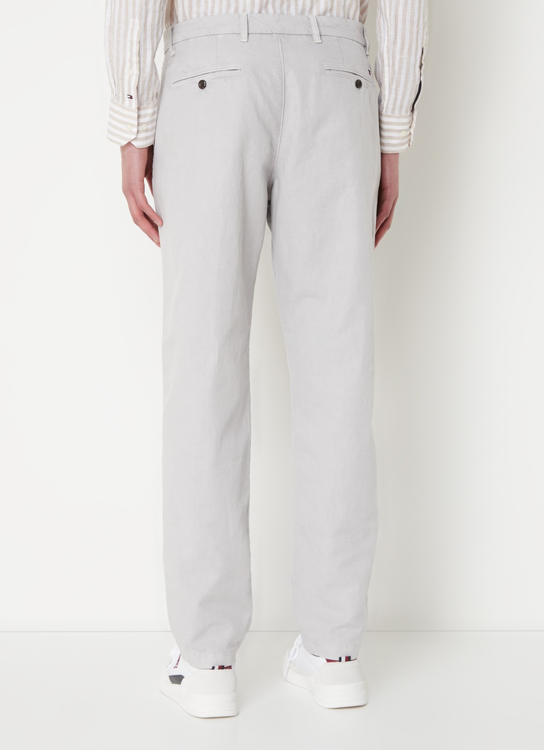Tommy Hilfiger Harlem tapered fit chino in linnenblend met steekzakken - achterkant 5 lichtgrijs