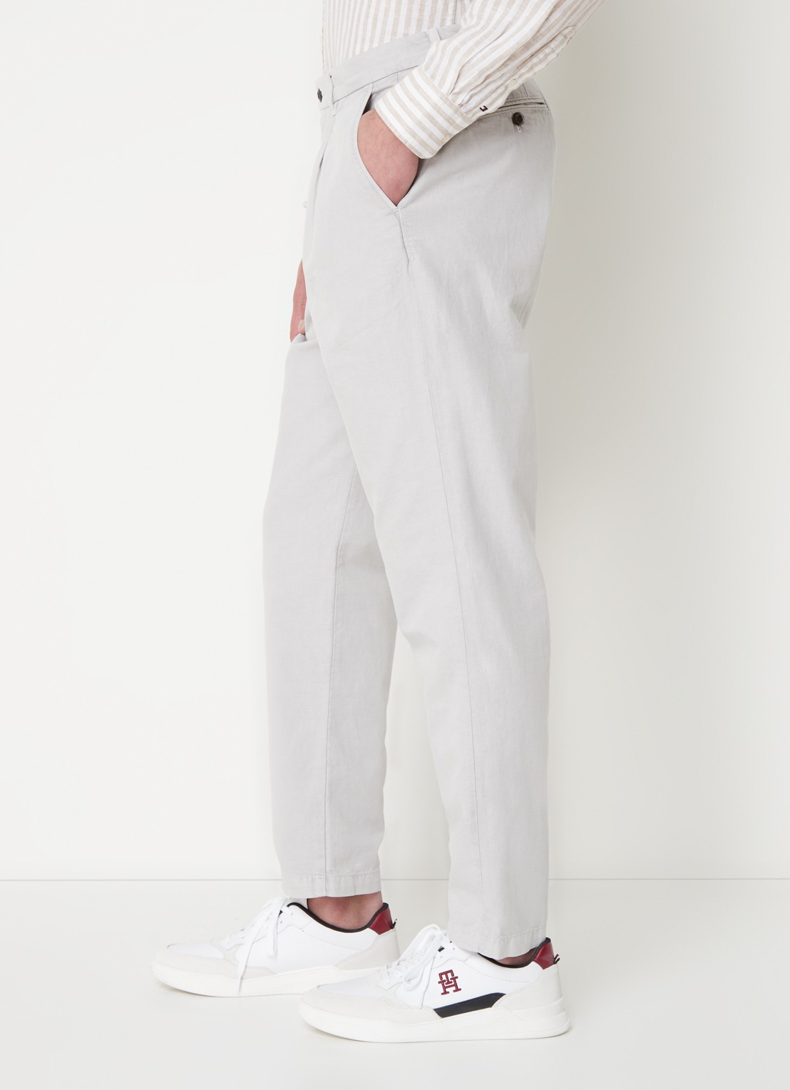 Tommy Hilfiger Harlem tapered fit chino in linnenblend met steekzakken - detail 4 lichtgrijs